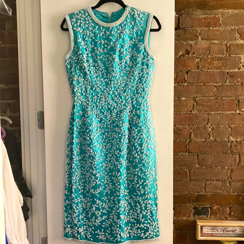 STUNNING ORIGINAL 1940s - 1950s VINTAGE WIGGLE DRESS TURQUOISE SILK BEADED S